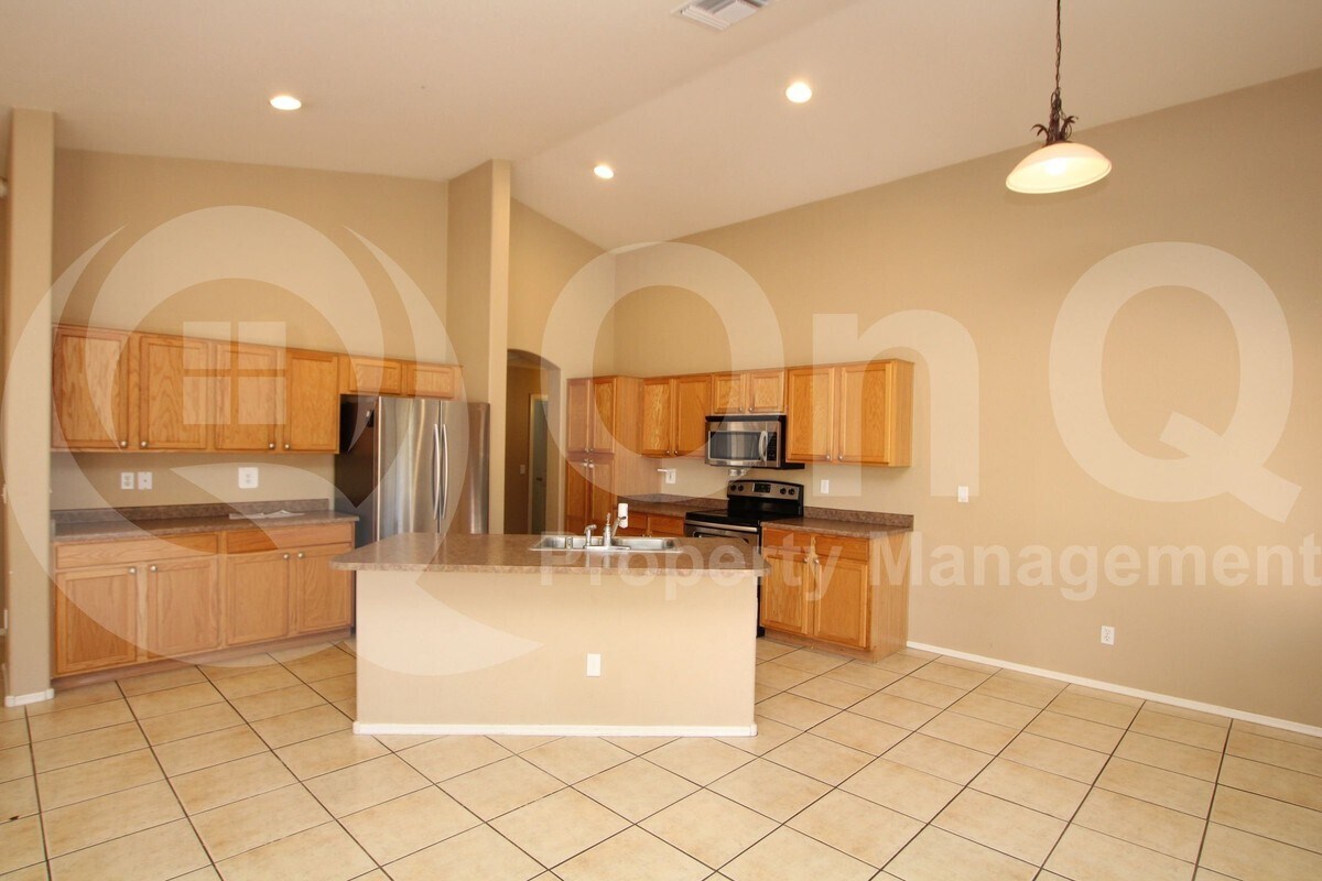 Primary Photo - 10234 E Javelina Ave