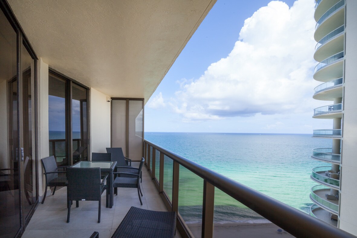 Primary Photo - 16275 Collins Ave