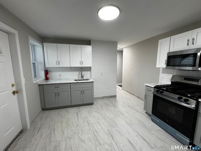Foto del edificio - 45-51-51 Cowles St