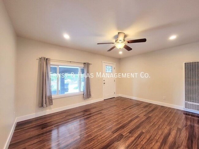 Foto del edificio - 8429 Somerset Blvd
