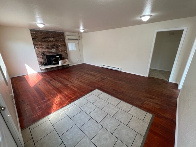 Building Photo - Spacious 3 bed, 1 bath, a/c, d/w and bonus...