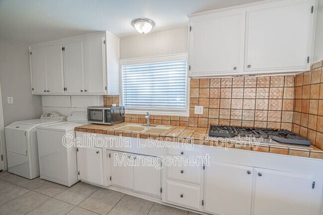 Foto del edificio - 20865 Burbank Blvd