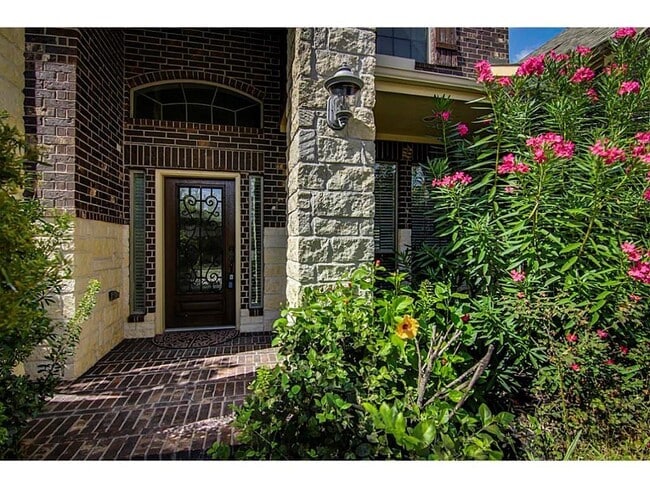 Building Photo - 10207 White Pines Dr