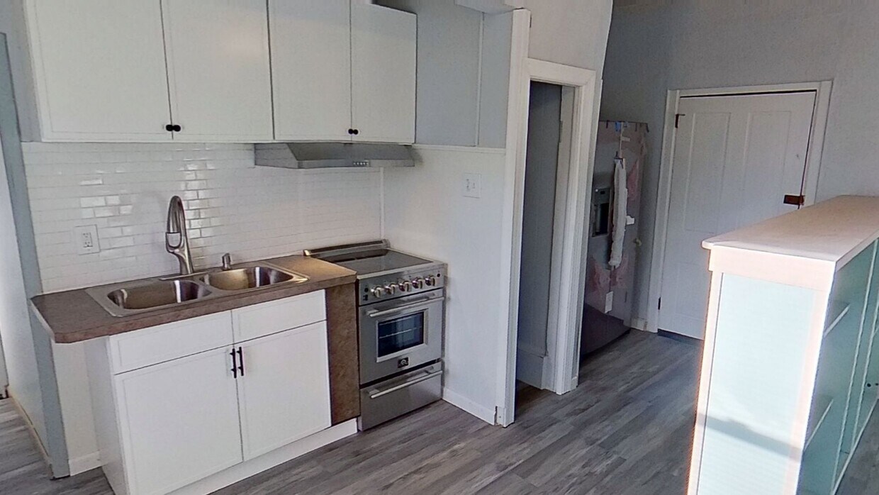 Building Photo - 2nd floor Apartment