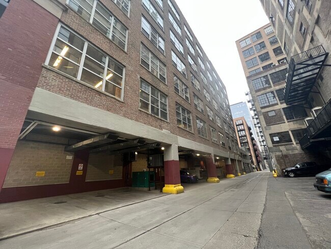 Building Photo - 333 S Desplaines St