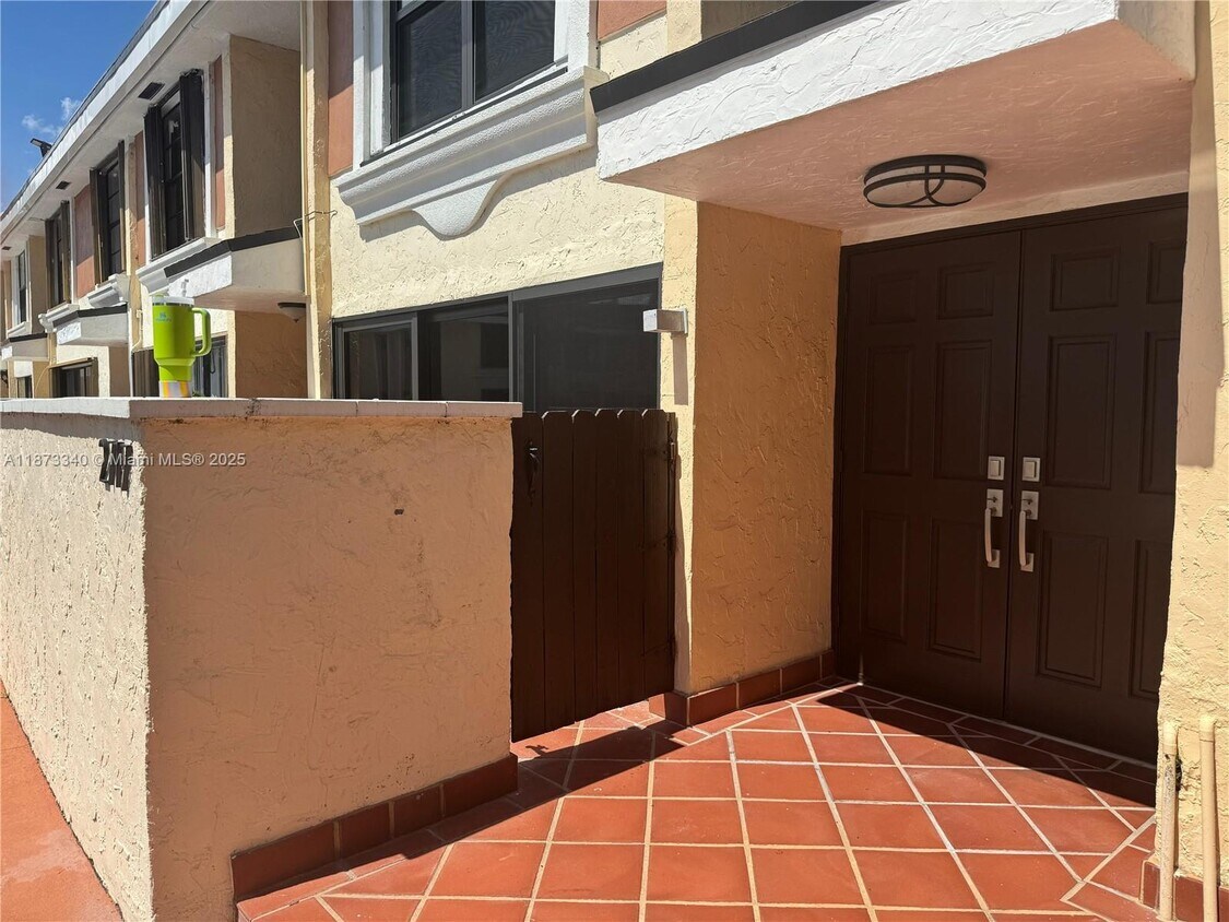 Foto principal - 2777 NE 165th Terrace