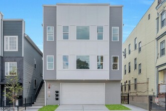 Building Photo - 320 Hawthorne Ave