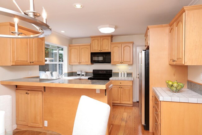 Building Photo - Charming remodeled home, walk to town, eas...