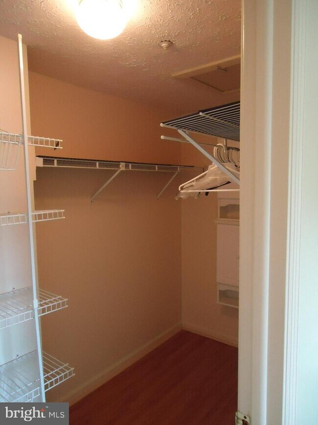 Building Photo - 205 Oak Leaf Cir