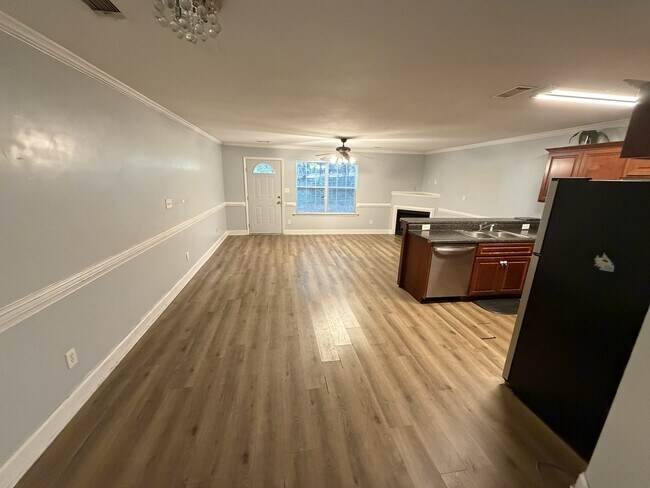 Cocina y sala de estar - 2058 Reserve Ln