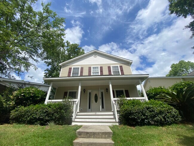 Foto del edificio - 12 Barrington Ave