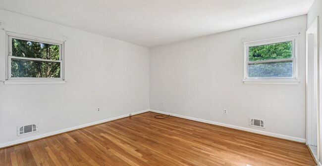 Foto del edificio - 542 Cypress Ln