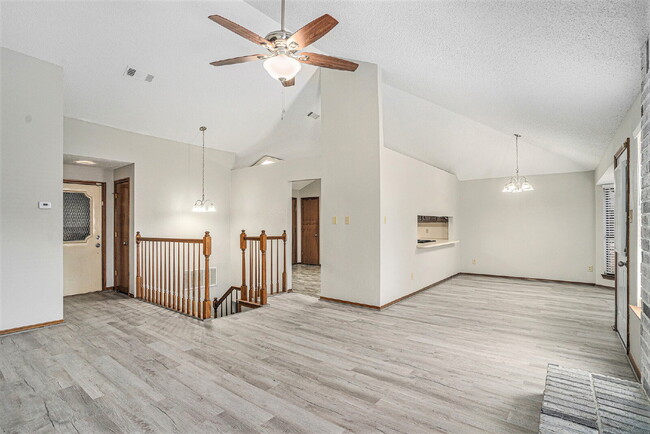 Foto del edificio - Section 8 Welcomed!! Spacious 5-Bed, 2.5-B...