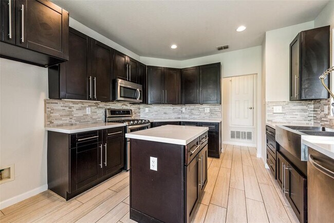 Building Photo - 10422 Woodlands Trail