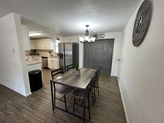 Building Photo - Modern 3 Bedroom 2 Bathroom Home In The NE!