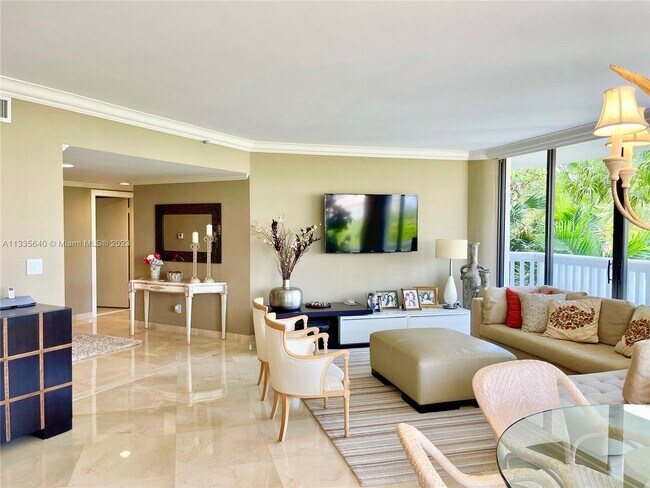 Foto del edificio - 2000 Island Blvd