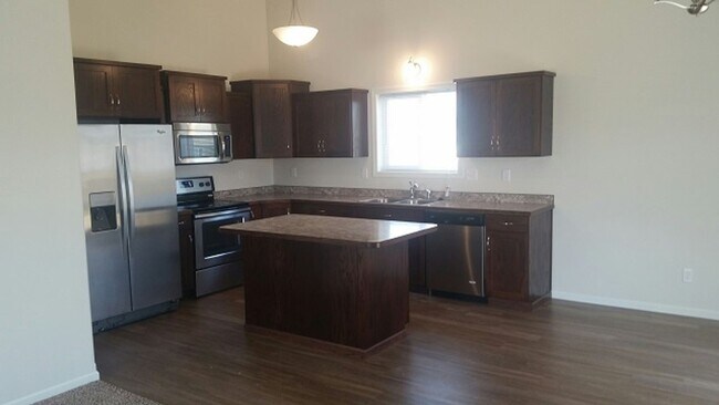 Building Photo - 3 Bed 3 Bath Single Family Home
