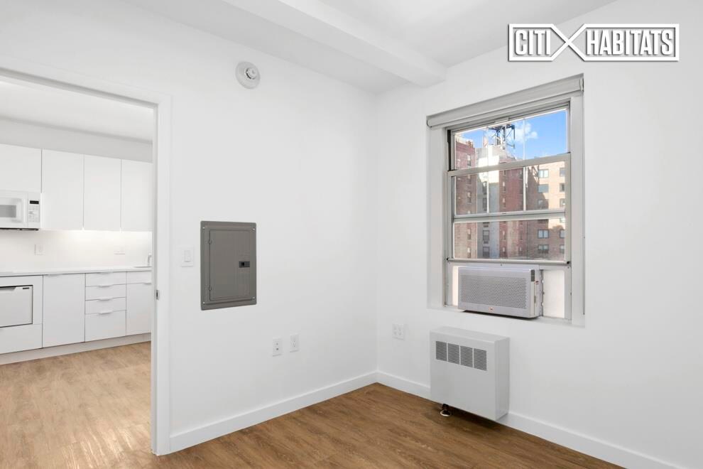 Building Photo - 166 W 75th St