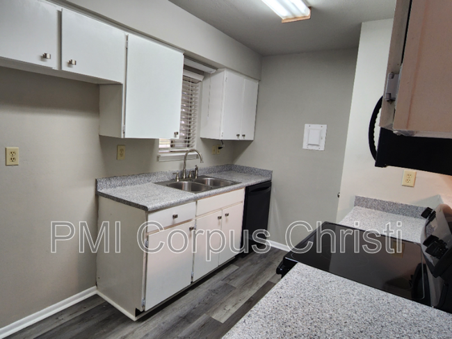 Foto del edificio - 6132 Hidden Cove