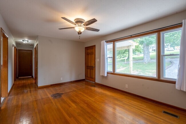 Foto del edificio - 2 bed and 1.5bath house with office space ...