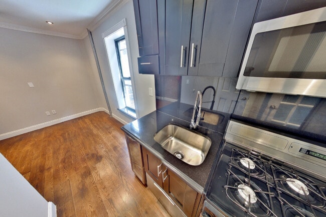 Building Photo - 314 E 106th St