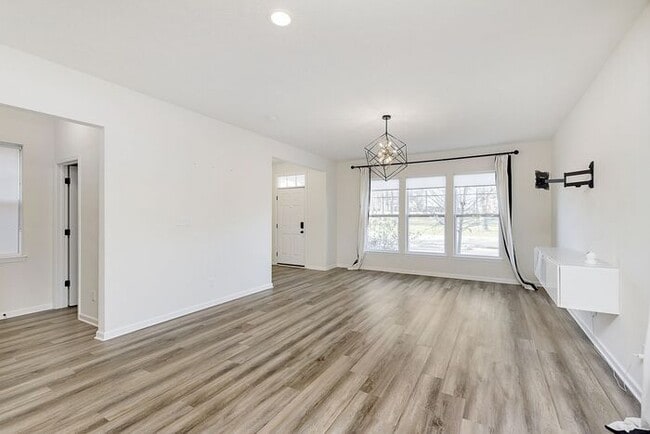 Building Photo - Beautiful 3 Bed 2.5 Bath in Central Greens...