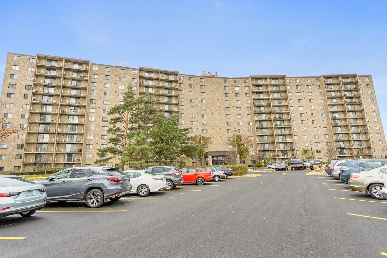 6340 Americana Dr Unit 718, Willowbrook, IL 60527 Condo for Rent in Willowbrook, IL