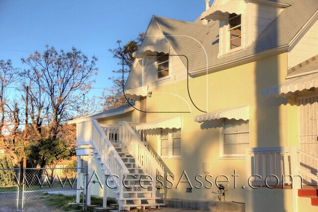 Building Photo - 207 E Graham Ave