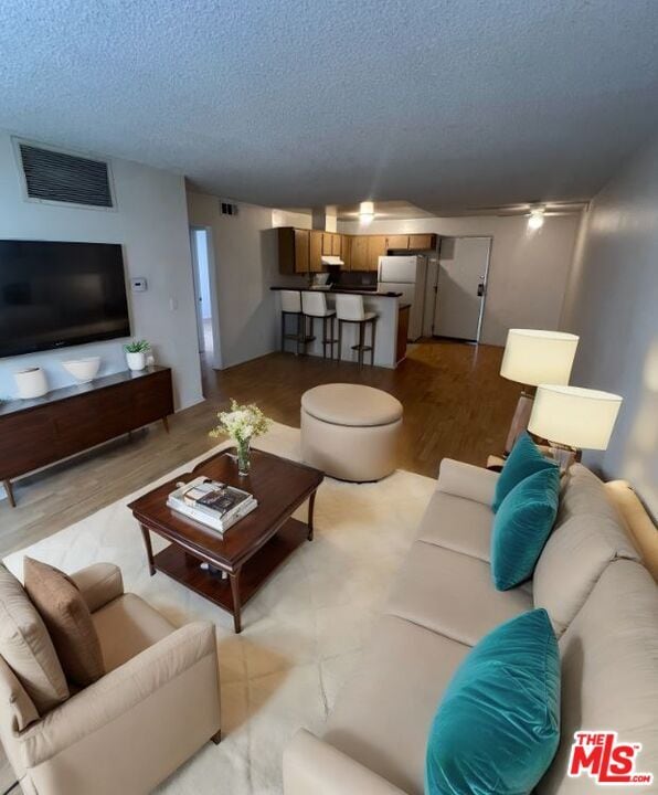 Foto del edificio - 950 Edgecliffe Dr