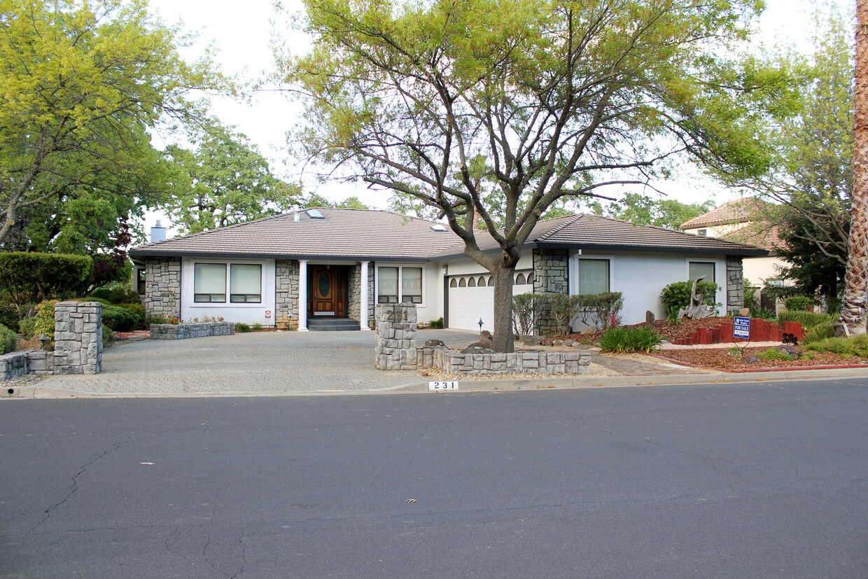 Foto principal - N. Vacaville Custom Home Located on a Larg...