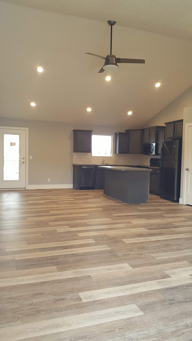 Building Photo - 5142 Betty Lou Blvd