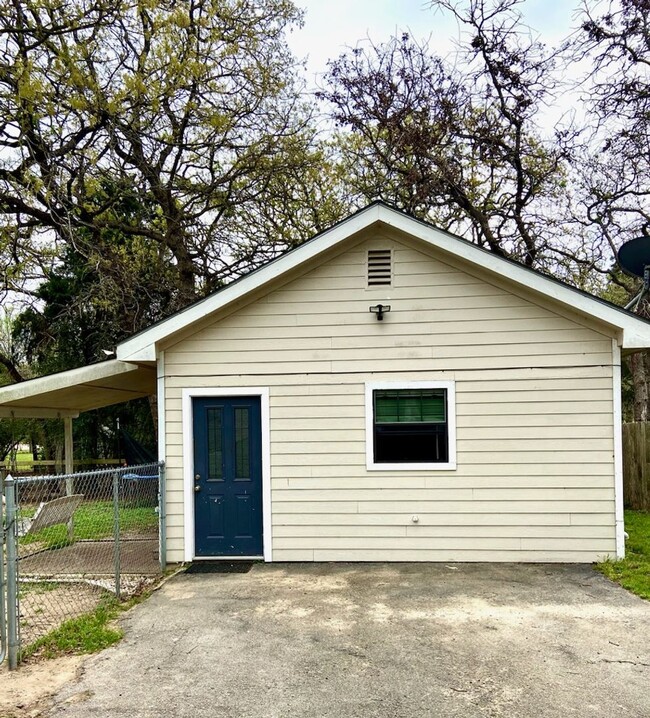 Building Photo - Great Studio Apartment