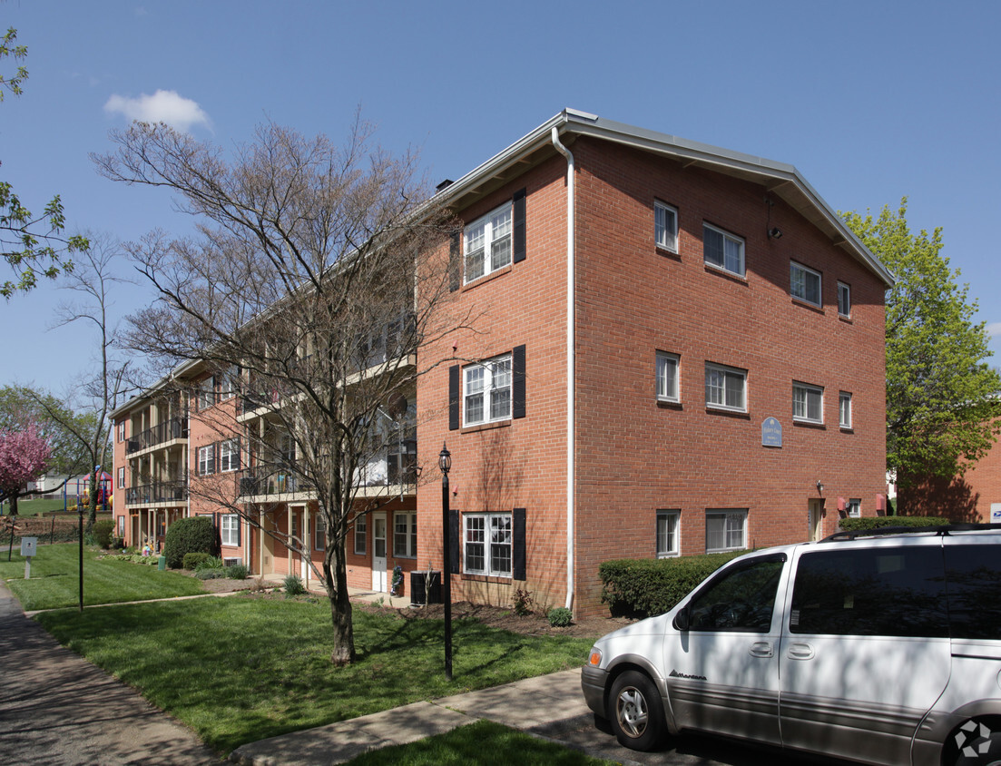 Hickory Court - Hickory Court Apartments