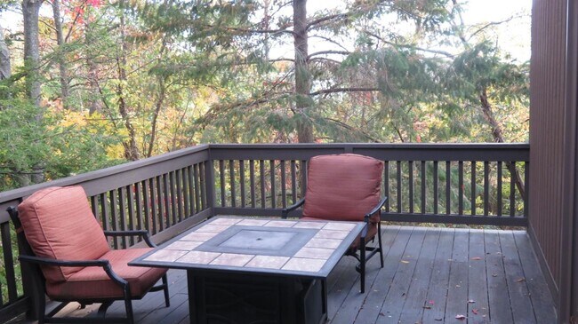 Foto del edificio - 8 Southwick Ct