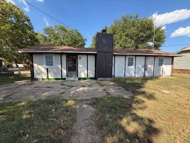 Building Photo - 4 Bedroom, Vinyl Flooring House, Large Yar...