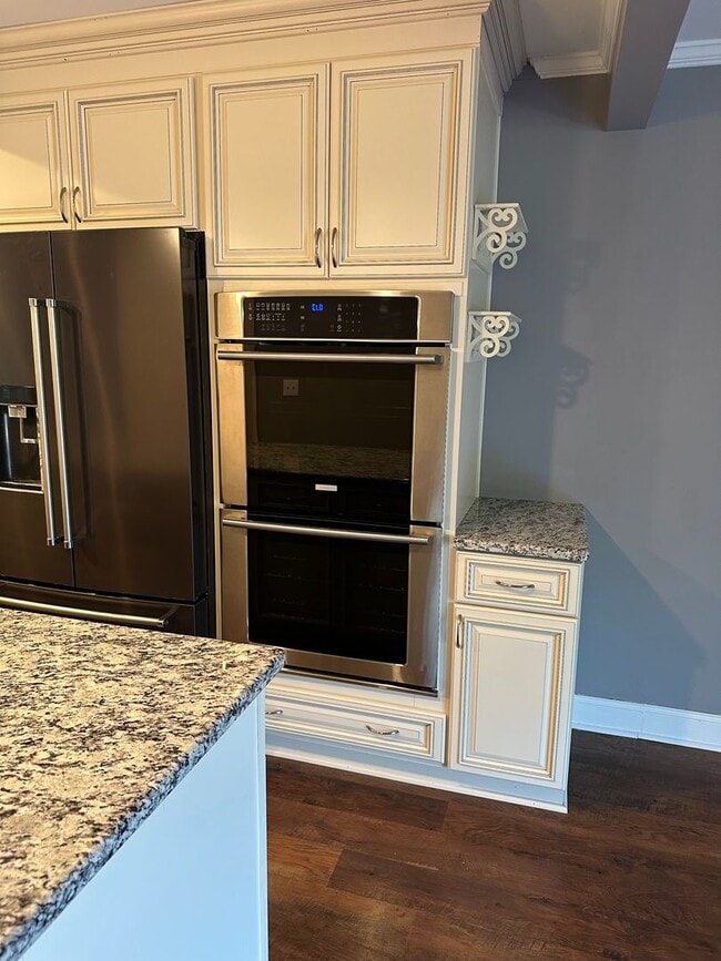 Building Photo - 3 bedroom, 2.5 bathroom townhouse in Stone...