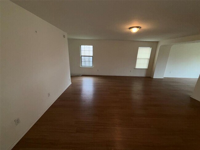Foto del edificio - 621 Dark Tree Ln