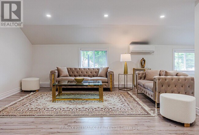 Photo du bâtiment - 930 Lake Dr E