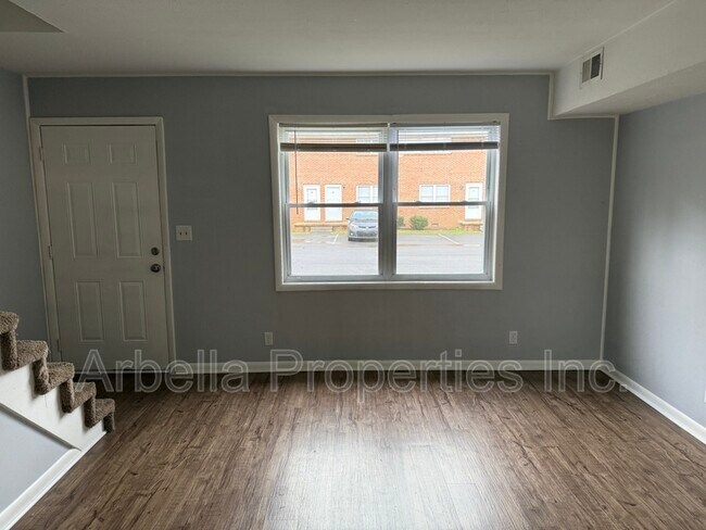 Foto del edificio - 1404 Bloomingdale Rd