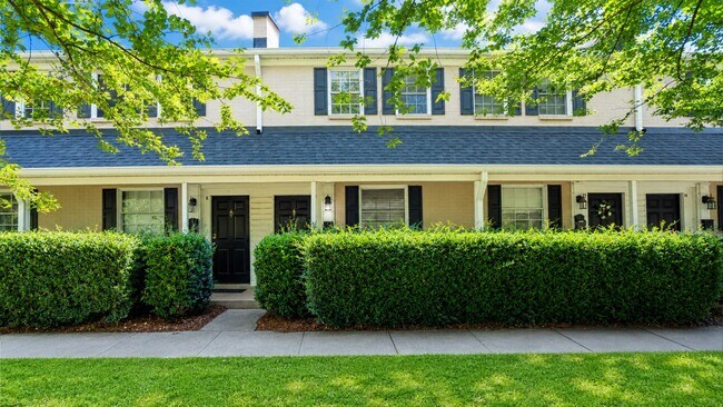 Foto del edificio - 1224 Green Oaks Ln