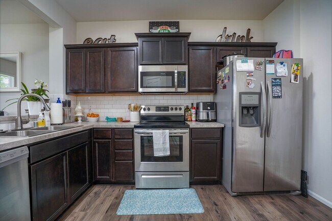 Foto del edificio - Move in Ready! 4 bedroom, 2.5 bathroom, ea...