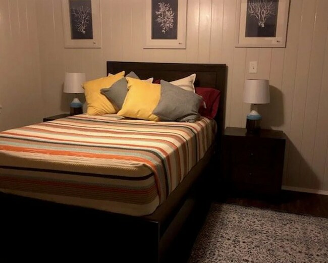 Foto del edificio - Spacious 3-Bedroom Brick Home with Firepla...