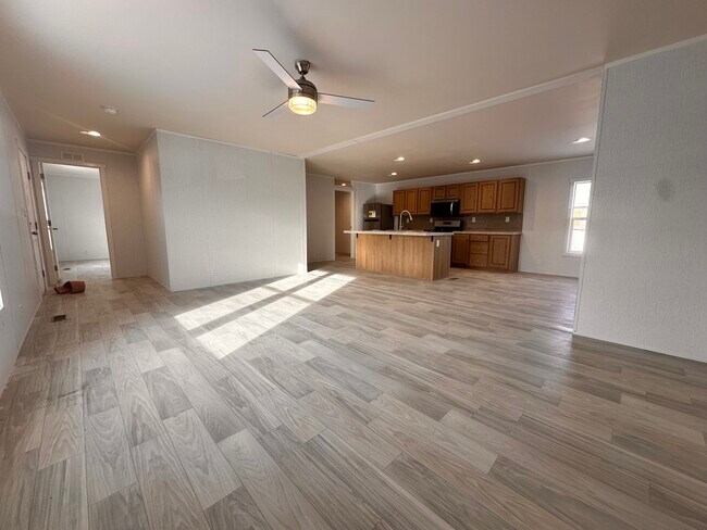 Foto del edificio - 14 Bing St N