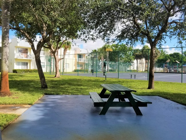 Building Photo - Clear Lake Palms