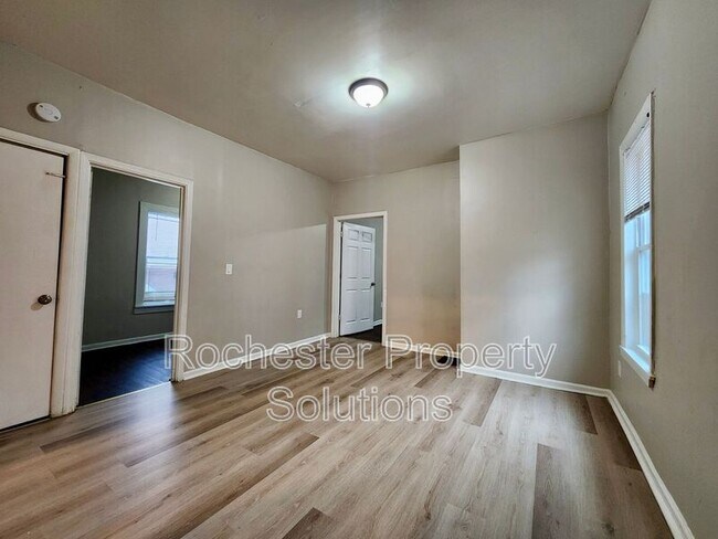 Building Photo - 479 Bay St