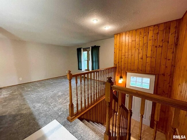 Building Photo - 2237 Waveland Dr