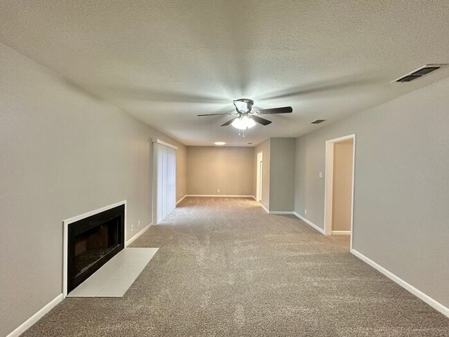 Building Photo - Almost Ready! 2 Bed 2 Bath Apartment in Ce...