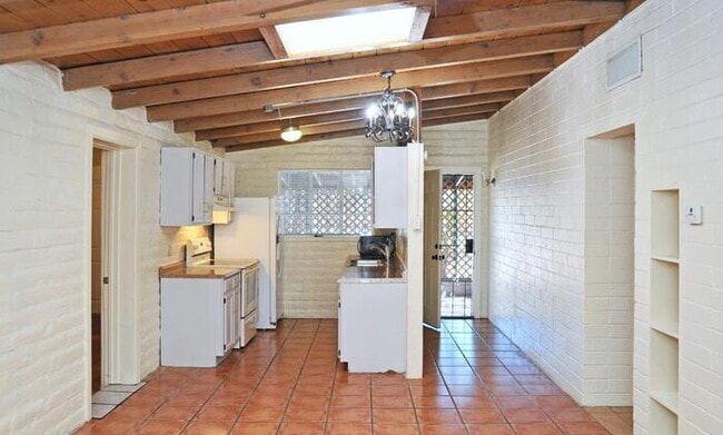 Building Photo - Charming home on a large lot