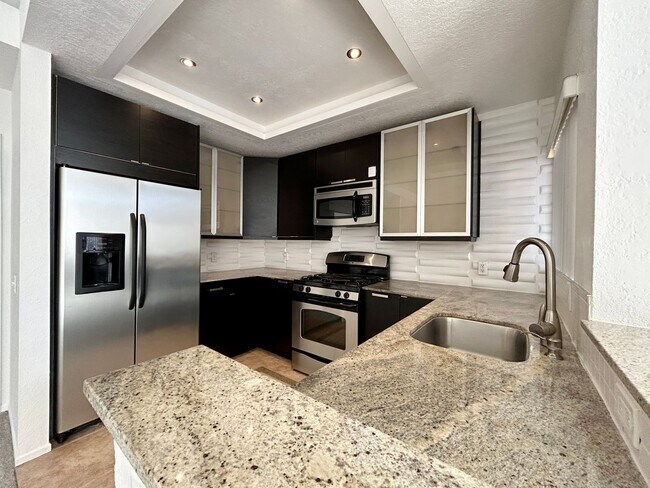 Building Photo - AVAILABLE NOW!! 2 Bedrooms 2 Bathroom Condo in Palm Springs!