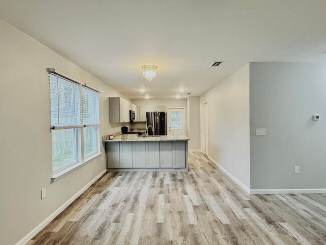 Foto del edificio - 704 E Chestnut Ave